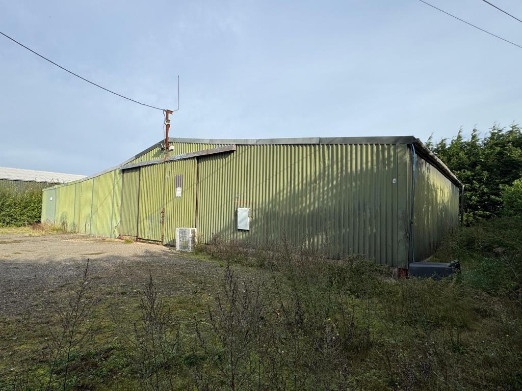 Lot: 112 - DETACHED BARN ON HALF AN ACRE WITH POTENTIAL - Side view of barn
